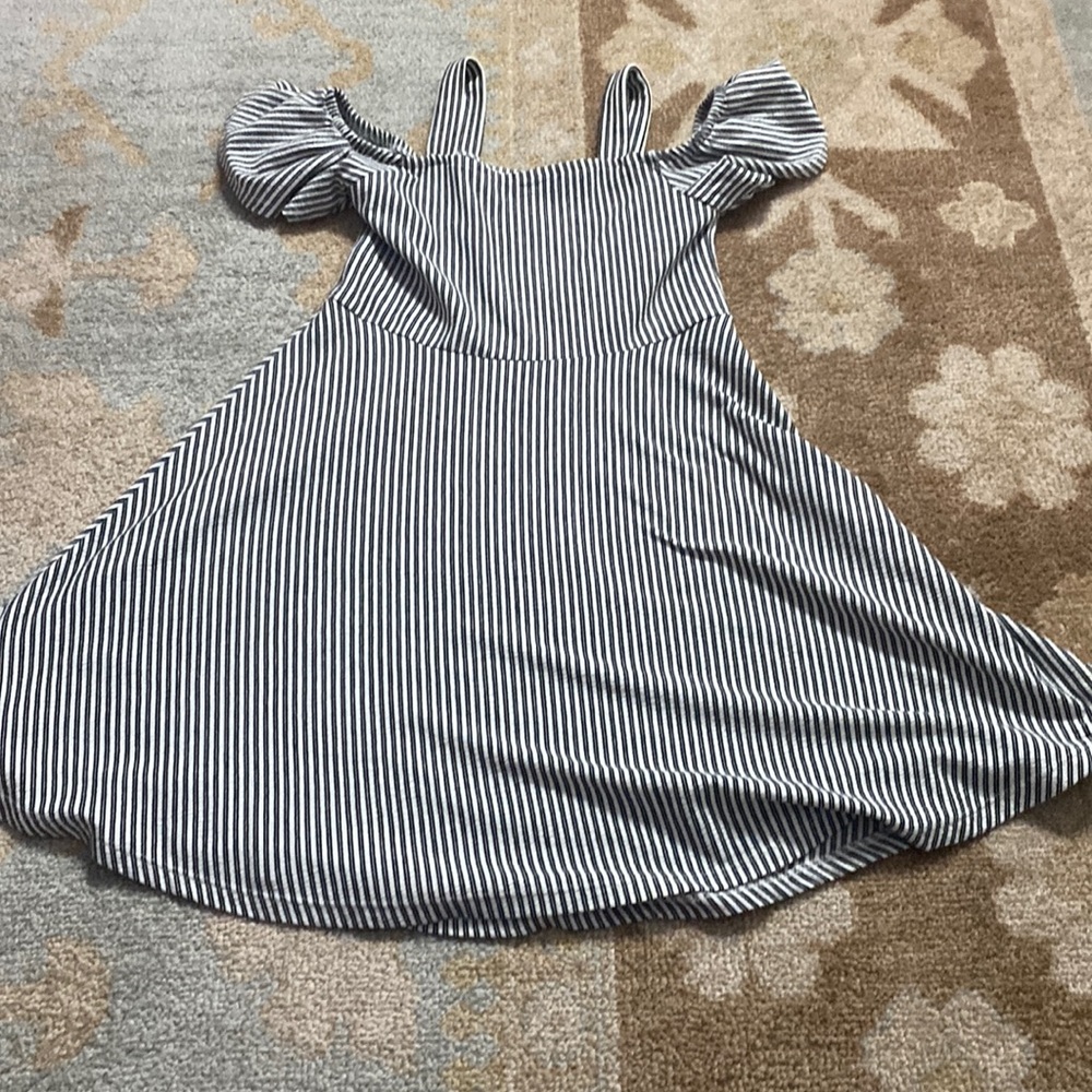 This Zara Dress is a size 9 with a black and white pattern going down the dress.